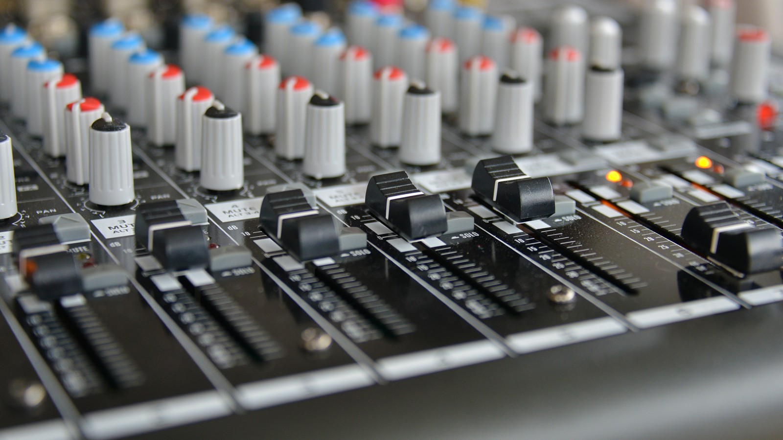 Sound mixing desk